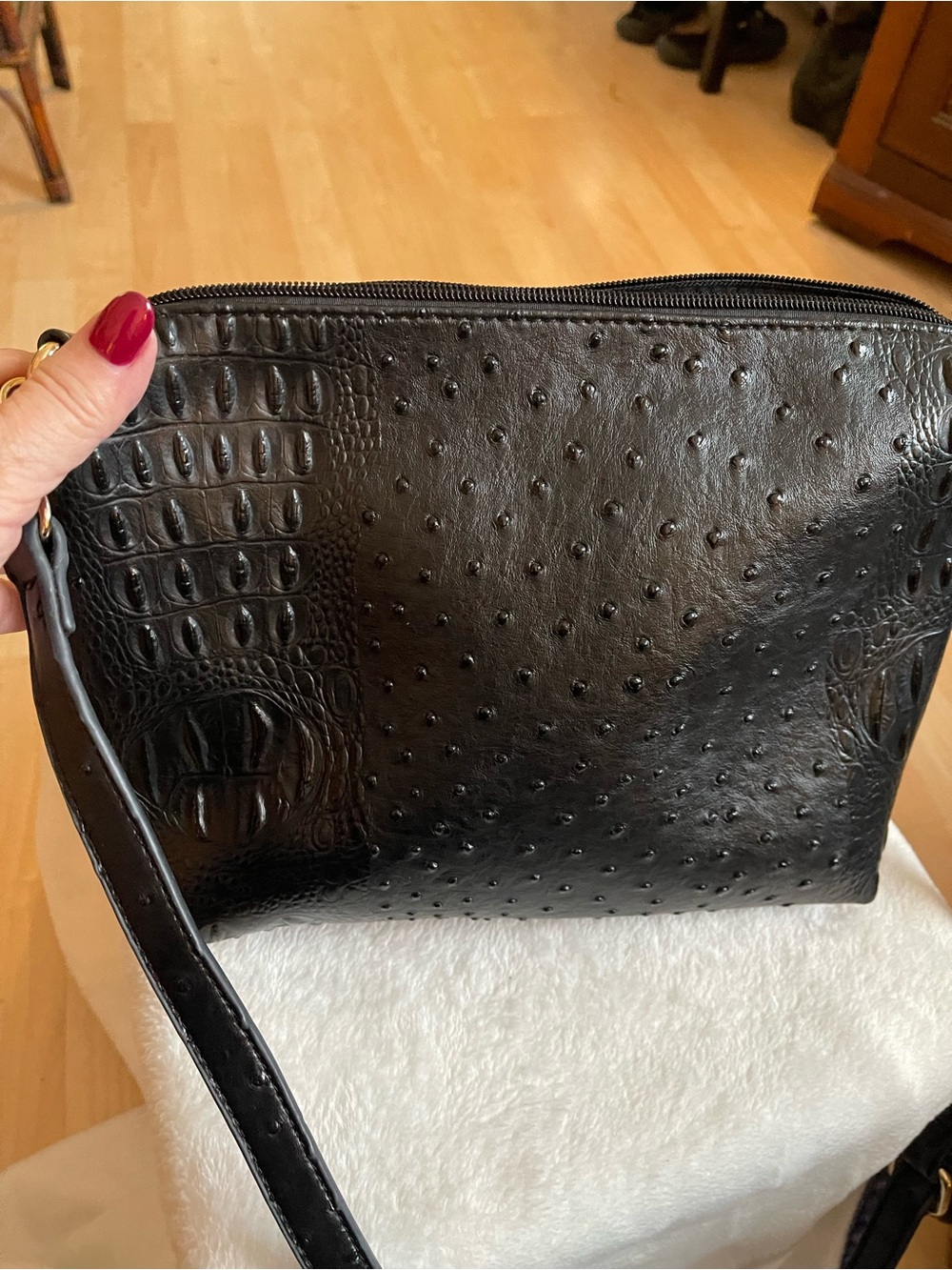 Ladies purse in ostrich imitation leather.